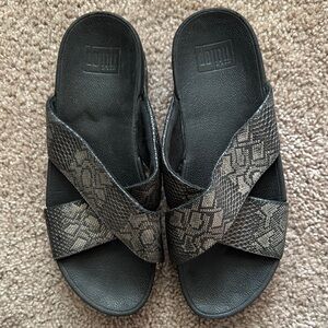 Fitflop Black and Gray Textured Sandals